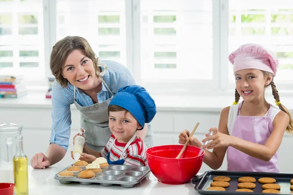Mutter und Kinder bereiten in der Küche Plätzchen zu — Stockfoto