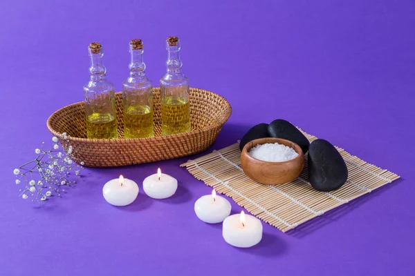 Spa accessoires op paarse achtergrond — Stockfoto