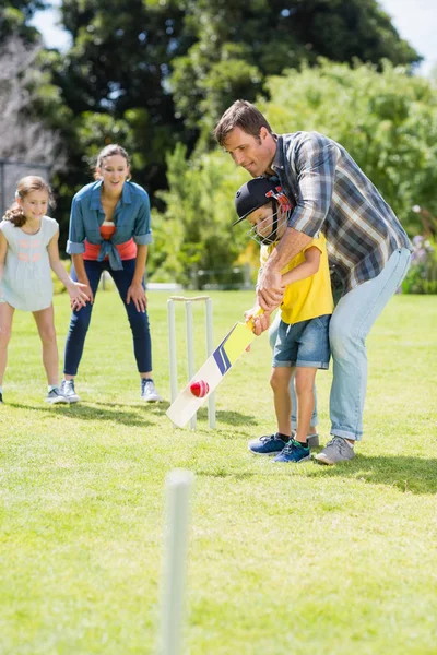 Happy family playing cricket together — Stock Photo, Image