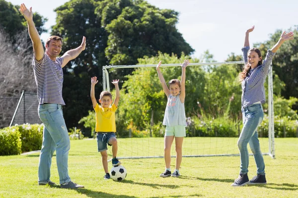 Família jogando futebol juntos — Fotografia de Stock