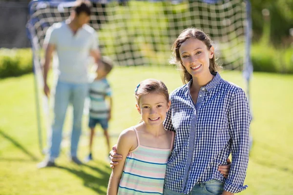 Mother and daughter standing in park — Stock Photo, Image