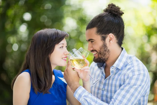 Casal tomando vinho em um restaurante — Fotografia de Stock