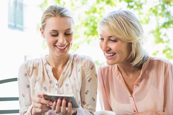 Freunde nutzen Handy im Restaurant — Stockfoto