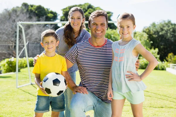 Семья играет в футбол вместе — стоковое фото