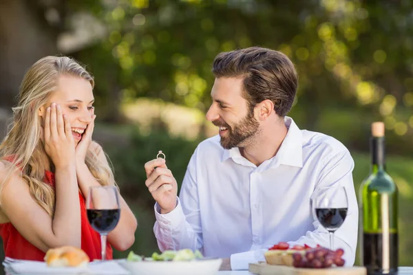 Vrouw verbaasd na het zien van de ring — Stockfoto