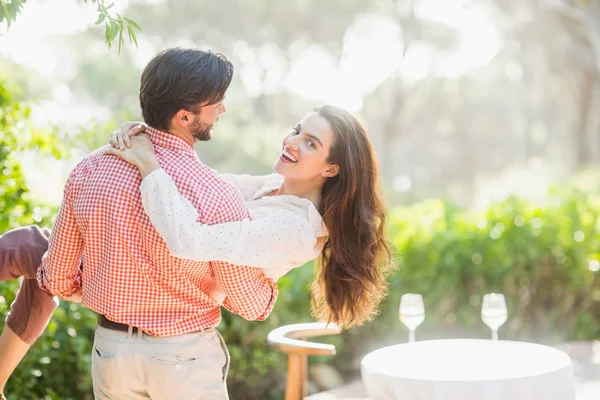 Uomo che porta donna tra le braccia — Foto Stock