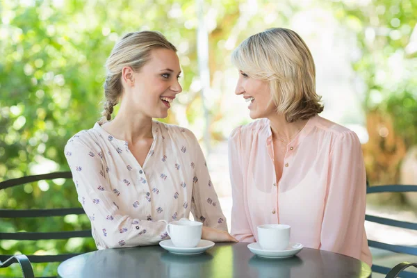 Lachende vrienden genieten van koffie samen — Stockfoto