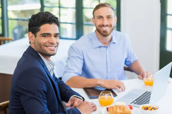 Feliz hombre de negocios y colega en un restaurante — Foto de Stock