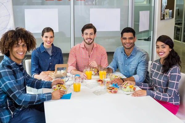 Retrato de ejecutivos sonrientes desayunando — Foto de Stock