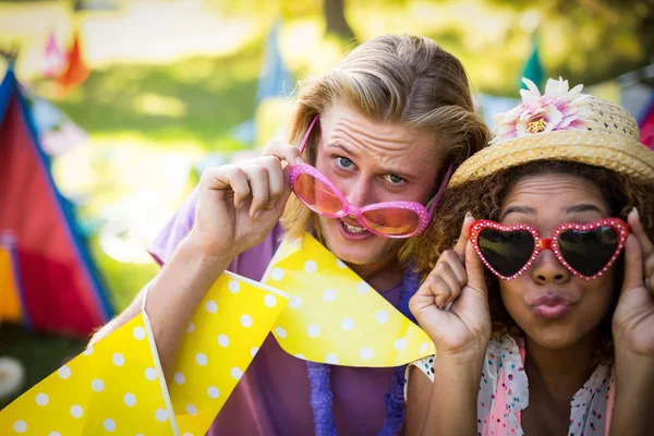 Vänner i fancy solglasögon på musikfestival — Stockfoto