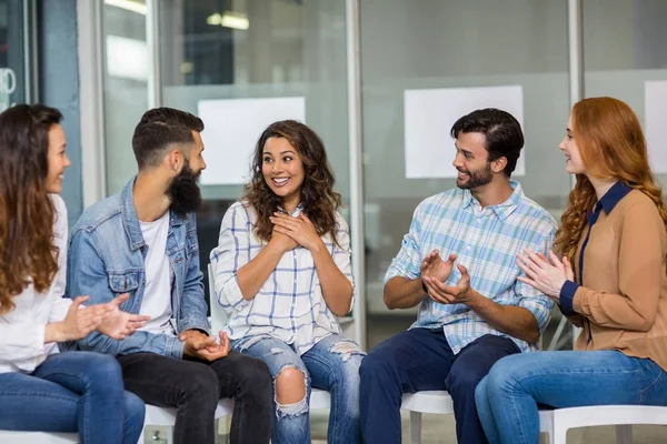 Befattningshavare som uppskattar deras kollega under presentation — Stockfoto