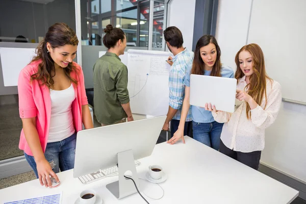 Attente leidinggevenden werken in vergaderruimte — Stockfoto