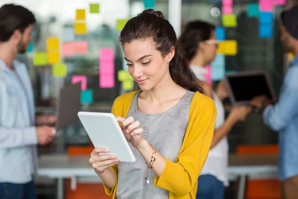 Lachende uitvoerend met behulp van digitale tablet — Stockfoto