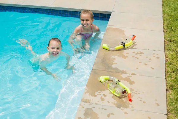 Хлопчик і дівчинка грають у басейні — стокове фото
