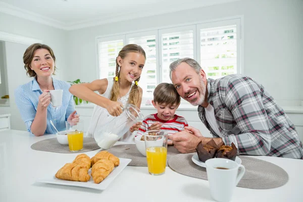 Aile mutfakta kahvaltı yapıyor. — Stok fotoğraf