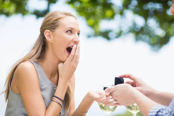 Homme proposant à la femme une bague de fiançailles — Photo