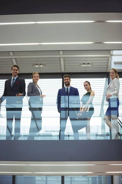 Executivos de negócios em pé no escritório — Fotografia de Stock