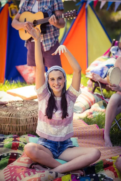 Woman having fun at campsite — Stock Photo, Image