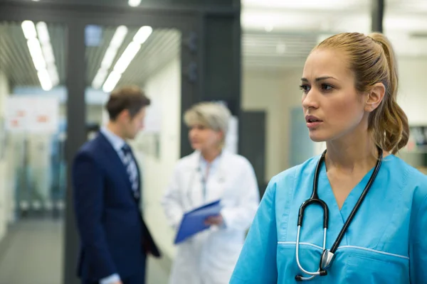 Koridorda duran düşünceli kadın doktor — Stok fotoğraf