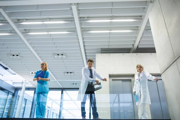 Zespół medyczny stojący w korytarz — Zdjęcie stockowe