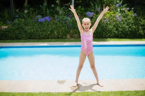 Dziewczynę stojącą w pobliżu basenu — Zdjęcie stockowe