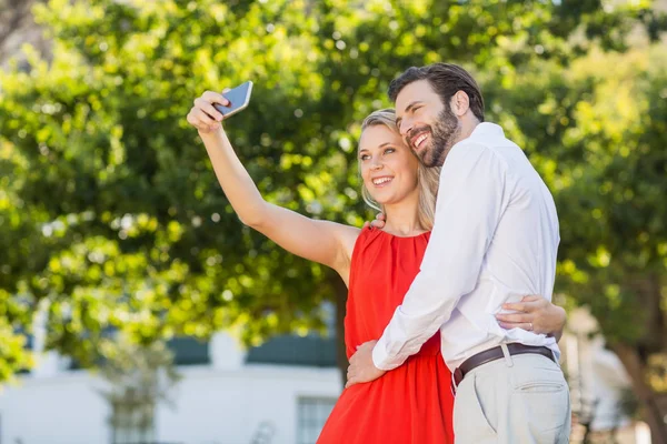 Szczęśliwa para robi sobie selfie — Zdjęcie stockowe