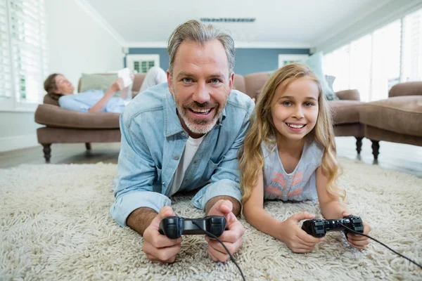 Pai e filha jogando videogame — Fotografia de Stock