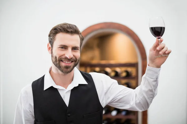 Garçom masculino segurando copo de vinho no restaurante — Fotografia de Stock