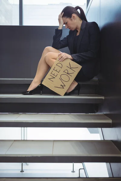Bizneswoman przygnębiony siedzący na schodach — Zdjęcie stockowe