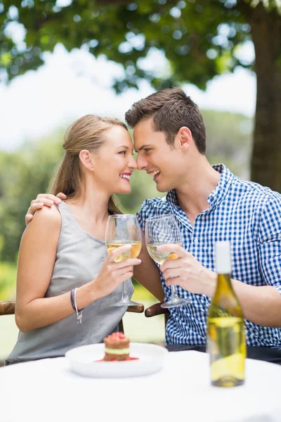 Par rostningen glas vin på en restaurang — Stockfoto
