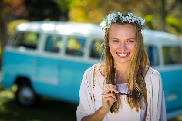 Mooie vrouw dragen bloem krans — Stockfoto