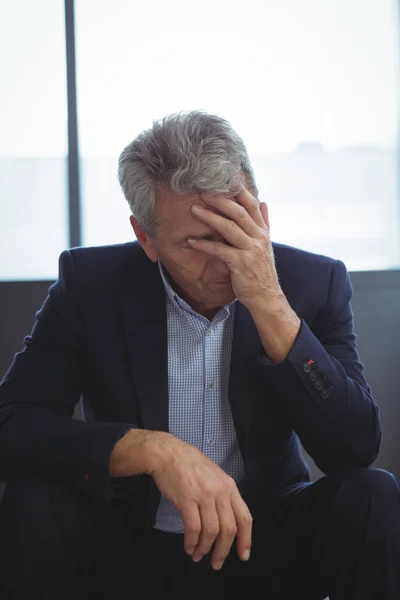 Hombre de negocios deprimido con la mano en la cabeza —  Fotos de Stock