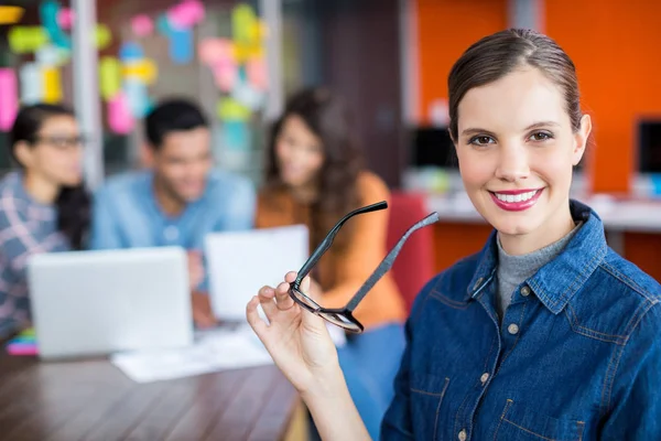 Ať se usmívám ženské executive stojí s brýlemi — Stock fotografie