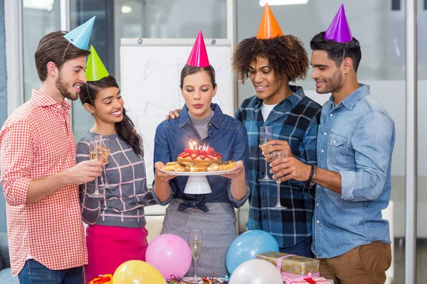 Счастливые руководители празднуют день рождения своих коллег — стоковое фото