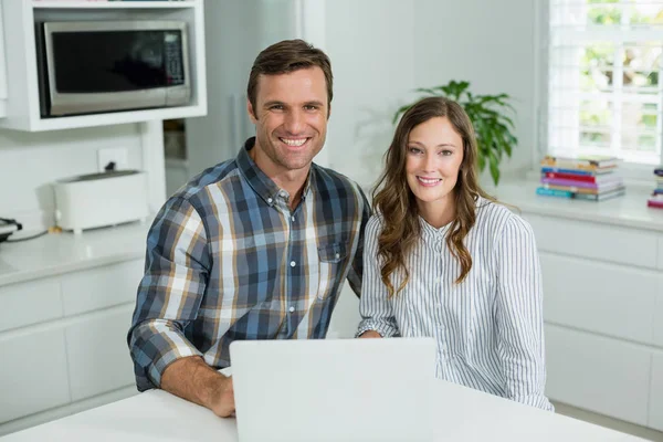 Ehepaar benutzt Laptop im Wohnzimmer — Stockfoto