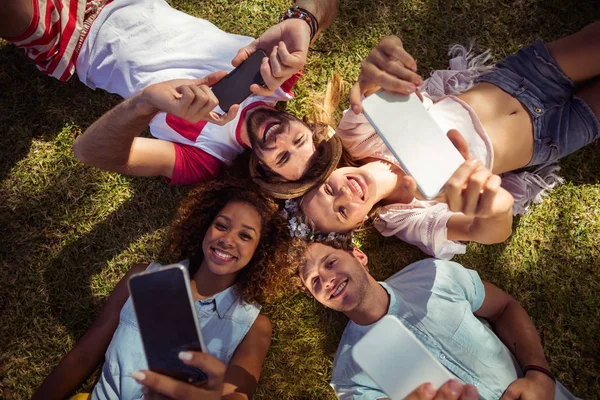 Amigos haciendo clic en selfie en teléfonos móviles — Foto de Stock