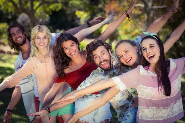 Grupo de amigos divirtiéndose en parque — Foto de Stock