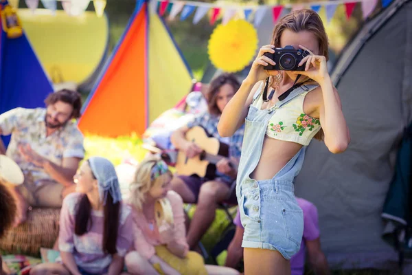 Kvinnan tar en bild på campingplats — Stockfoto