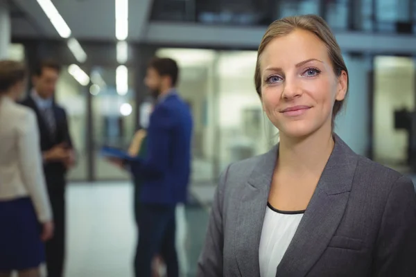 Portret uśmiechniętej bizneswoman — Zdjęcie stockowe