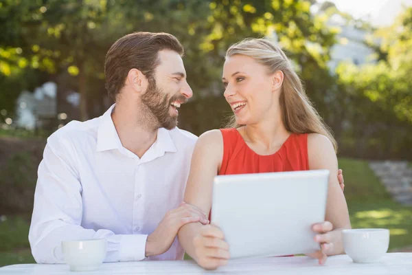 Par skrattar medan du tittar på varandra — Stockfoto