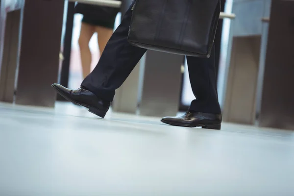 Zakenman met werkmap lopen in het kantoor — Stockfoto