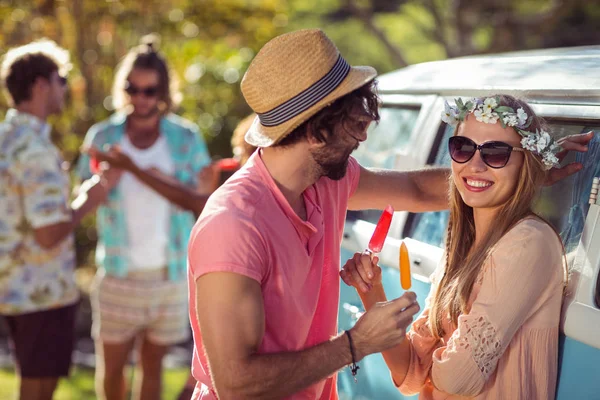 Pareja disfrutando y comiendo lolly hielo —  Fotos de Stock