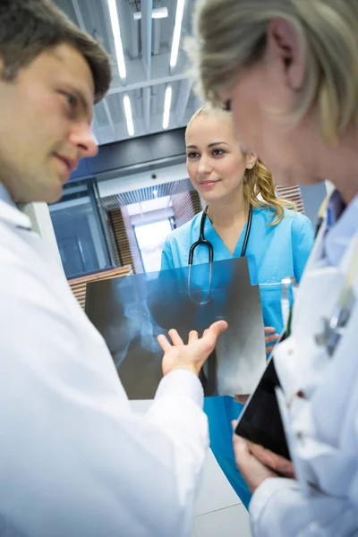 Ärzteteam diskutiert über Röntgenbericht — Stockfoto