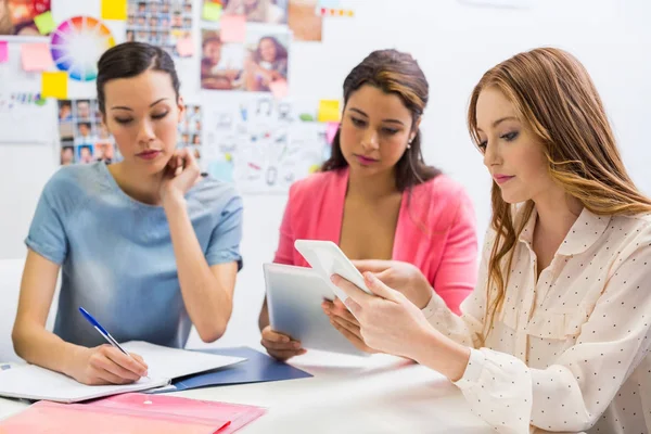 Dirigenti che lavorano in ufficio — Foto Stock