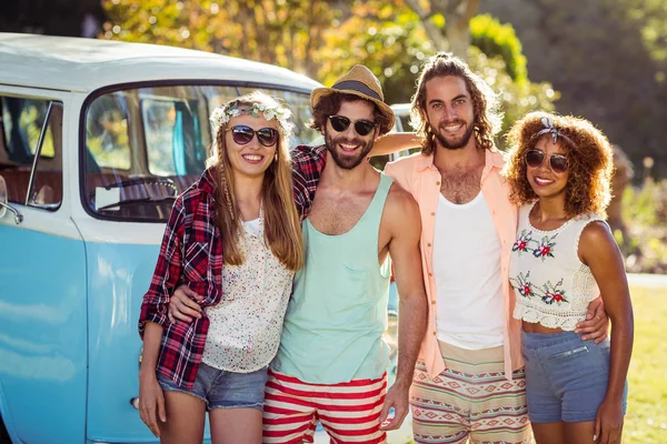 Gruppe von Freunden steht zusammen im Park — Stockfoto