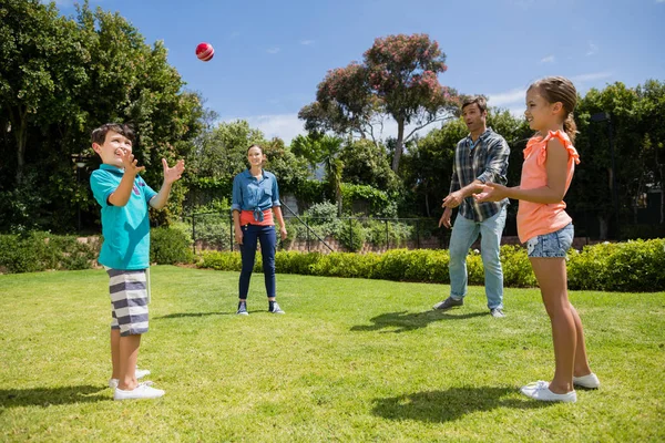 Familjen leker med bollen i park — Stockfoto