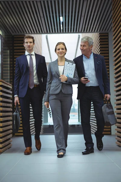 Des hommes d'affaires marchant dans le couloir — Photo