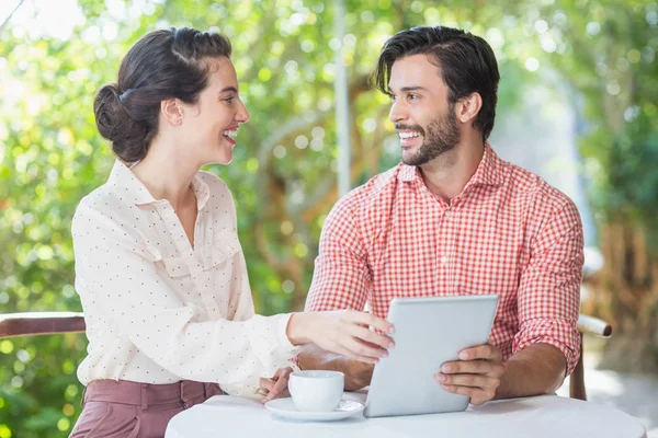Para uśmiechający się podczas korzystania z cyfrowego tabletu — Zdjęcie stockowe