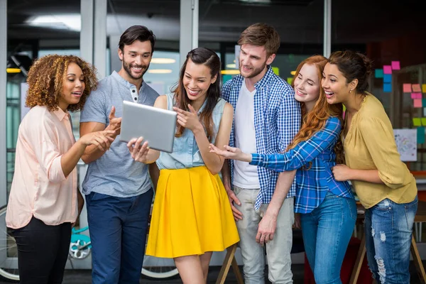 Ejecutivos discutiendo sobre tableta digital en la oficina — Foto de Stock