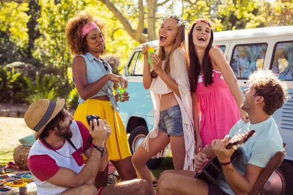 Group of friends playing music and having fun together — Stock Photo, Image